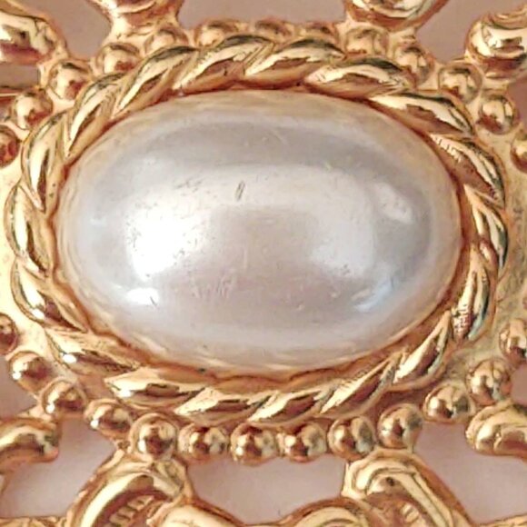 Decorative gold tone and faux pearl brooch - Picture 6 of 6